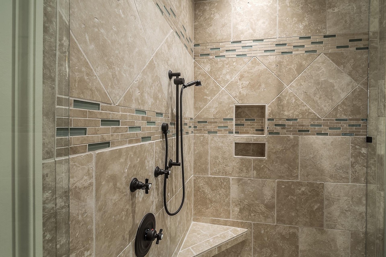 Spa-achtige douche met natuurstenen muren.