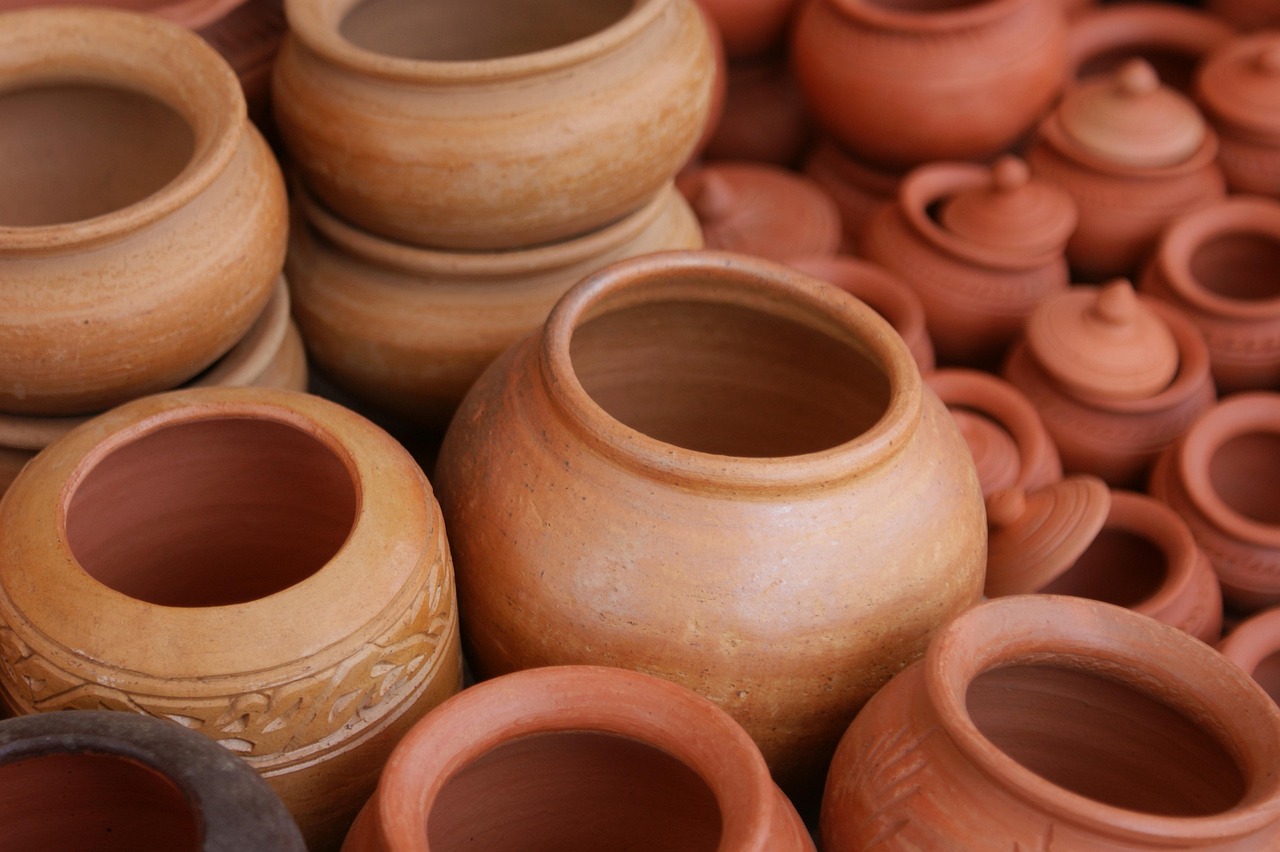 Warme terracotta vazen op houten tafel. Warme terracotta vazen op houten tafel.