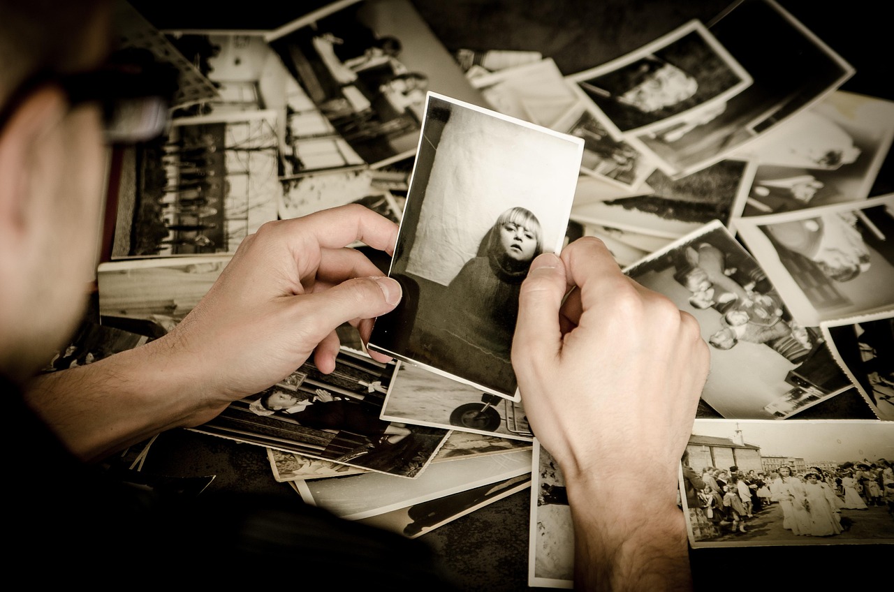 Modern huis met wandcollage van familiefoto's. Modern huis met wandcollage van familiefoto's.