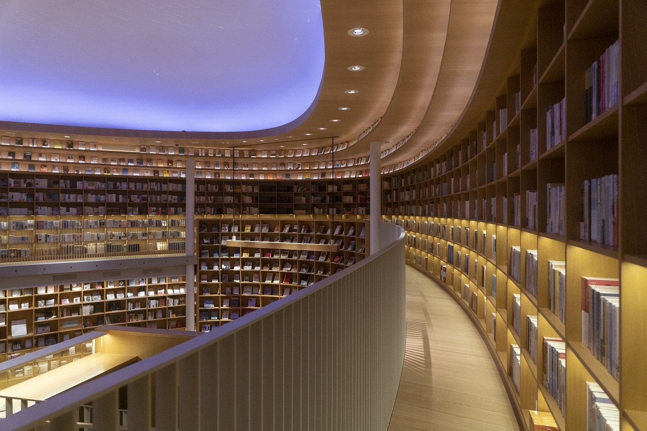 Klassieke thuisbibliotheek met kleurrijke boeken en fauteuil. Klassieke thuisbibliotheek met kleurrijke boeken en fauteuil.