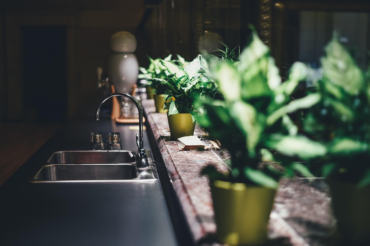 Chromen badkamerkraan met innovatief waterbesparend ontwerp. Chromen badkamerkraan met innovatief waterbesparend ontwerp.