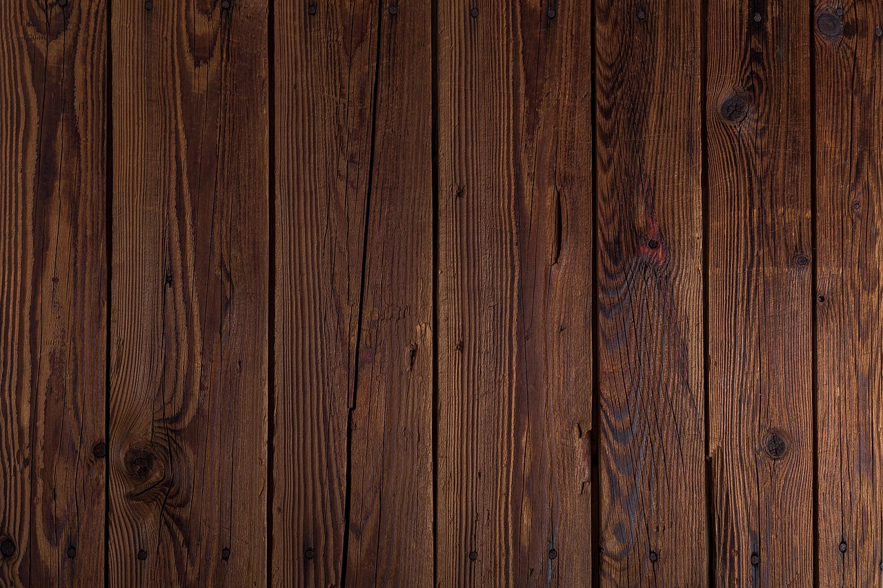Slaapkamerwand met warme houttextuurpanelen.