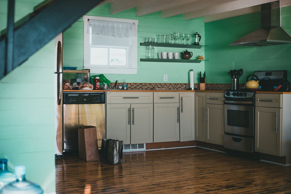 Jong stel kookt exotisch gerecht in moderne keuken.