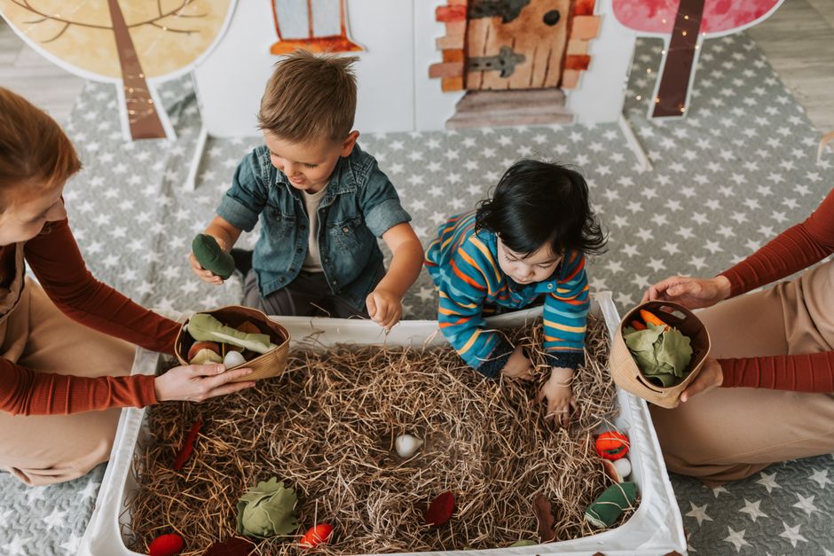 Kinderen spelen Twister op het gazon.
