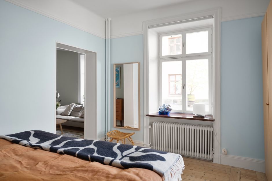 Maritiem thema woonkamer met blauwe decoraties Maritiem thema woonkamer met blauwe decoraties