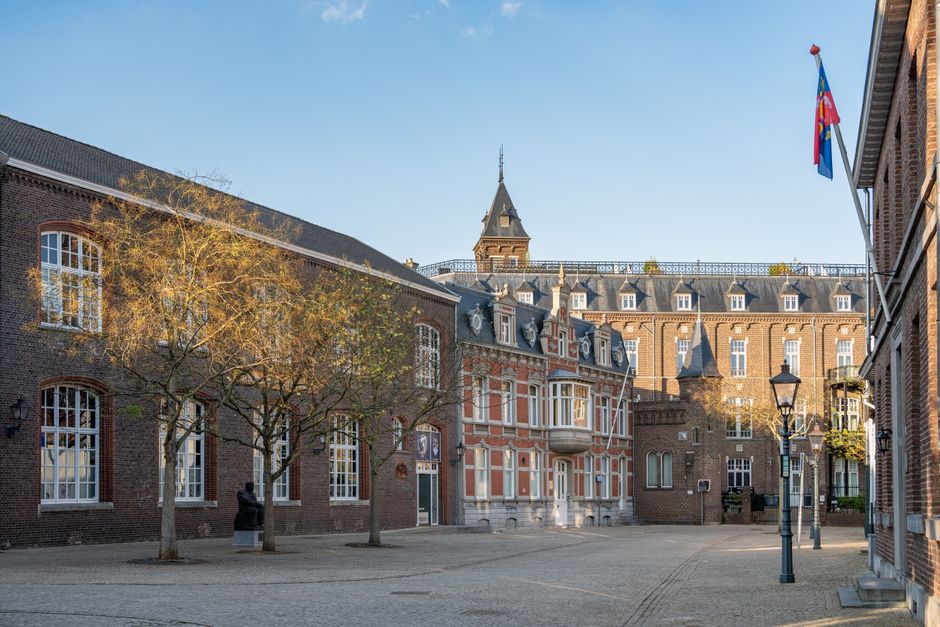 Muur vol met diverse kunstwerken. Muur vol met diverse kunstwerken.